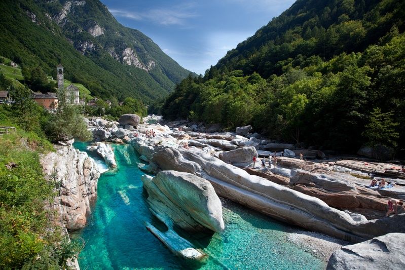Кристально чистая река Верзаска, Швейцария